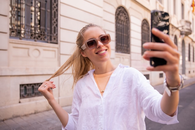 vrouw die selfie maakt